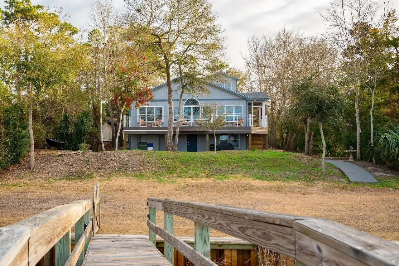 Holiday home Whitecaps By