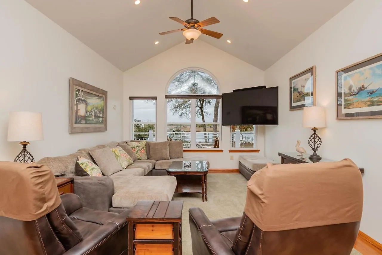 Holiday home Whitecaps By Oak Island