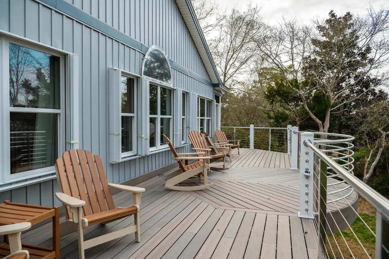 Holiday home Whitecaps By Oak Island