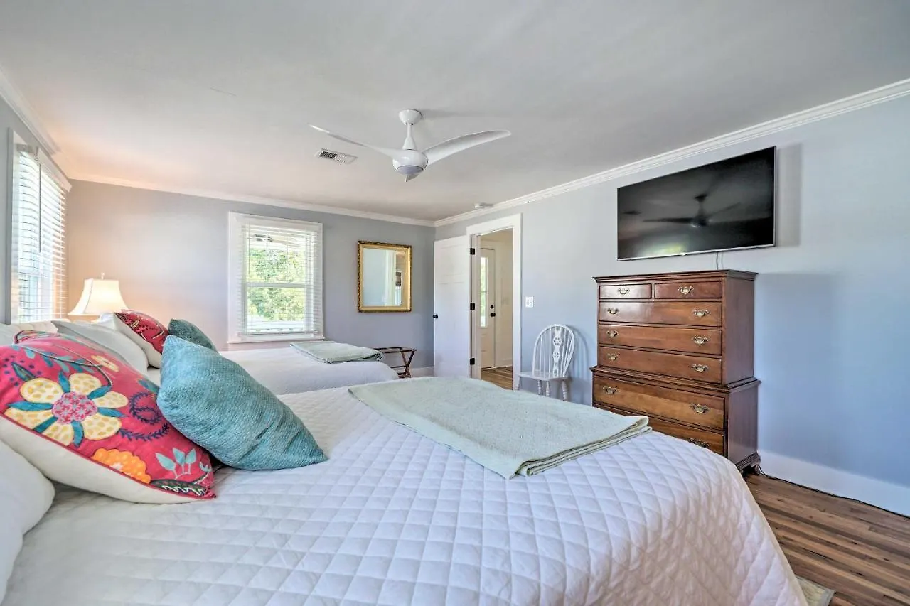 Holiday home Historic Family Less Than 1 Mi To Long Beach!