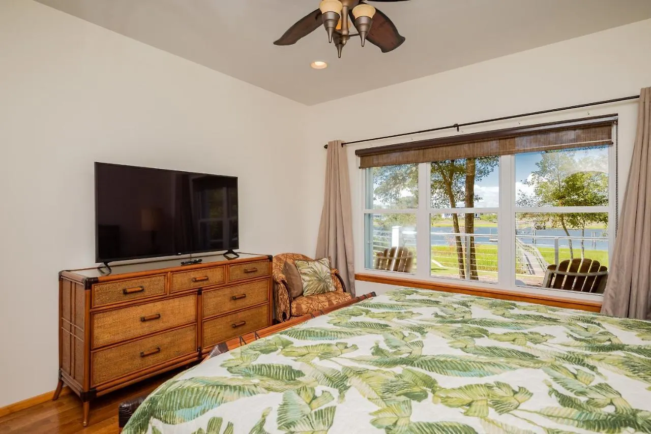 Holiday home Whitecaps By