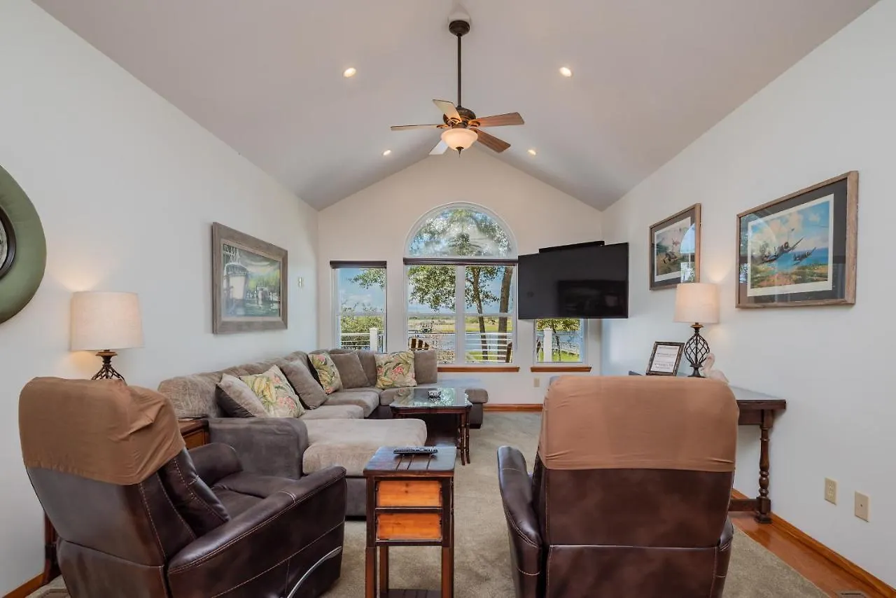 Holiday home Whitecaps By Oak Island