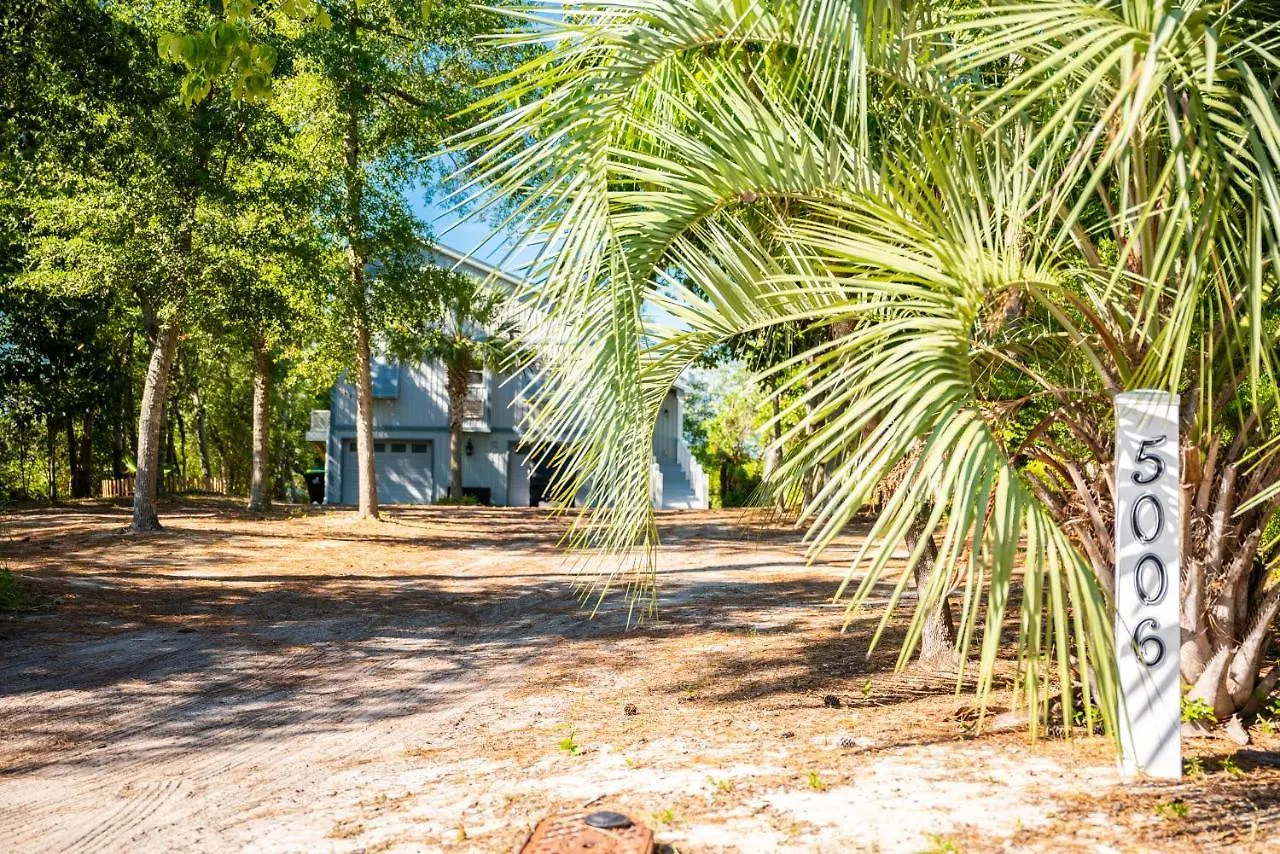 Holiday home Whitecaps By Oak Island
