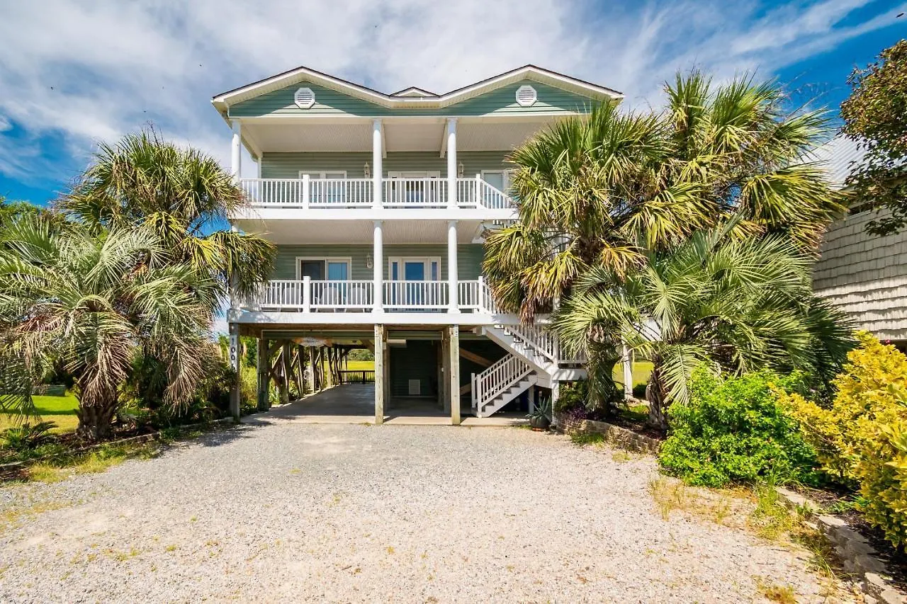 Holiday home Coastal Living By Oak Island
