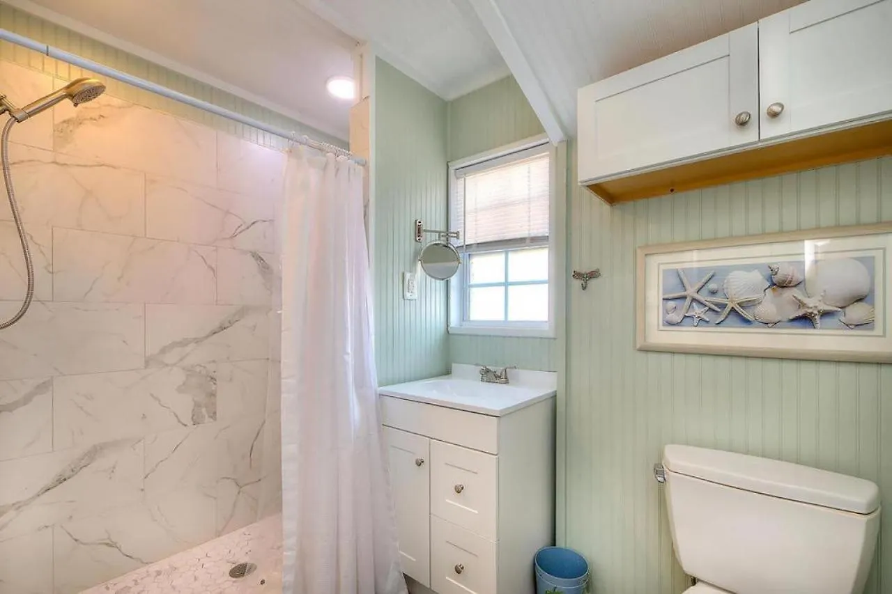 Holiday home The Wave It Is Unit B Oak Island