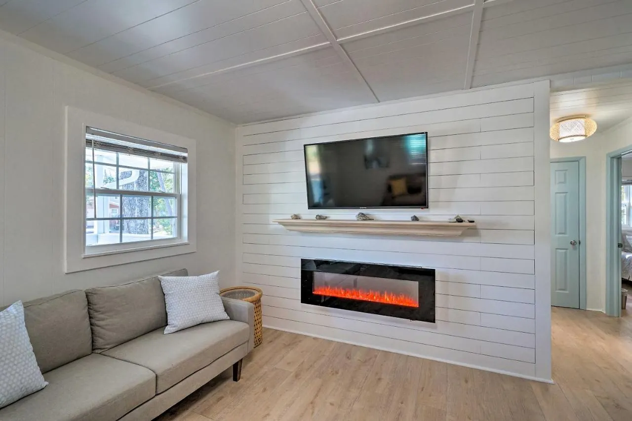 Modern Less Than 3 Miles To Pier! Holiday home
