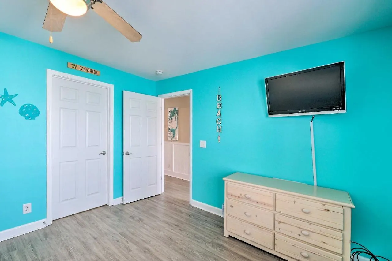 Apartment Ocean-view Condo, 1 Block To Beach!