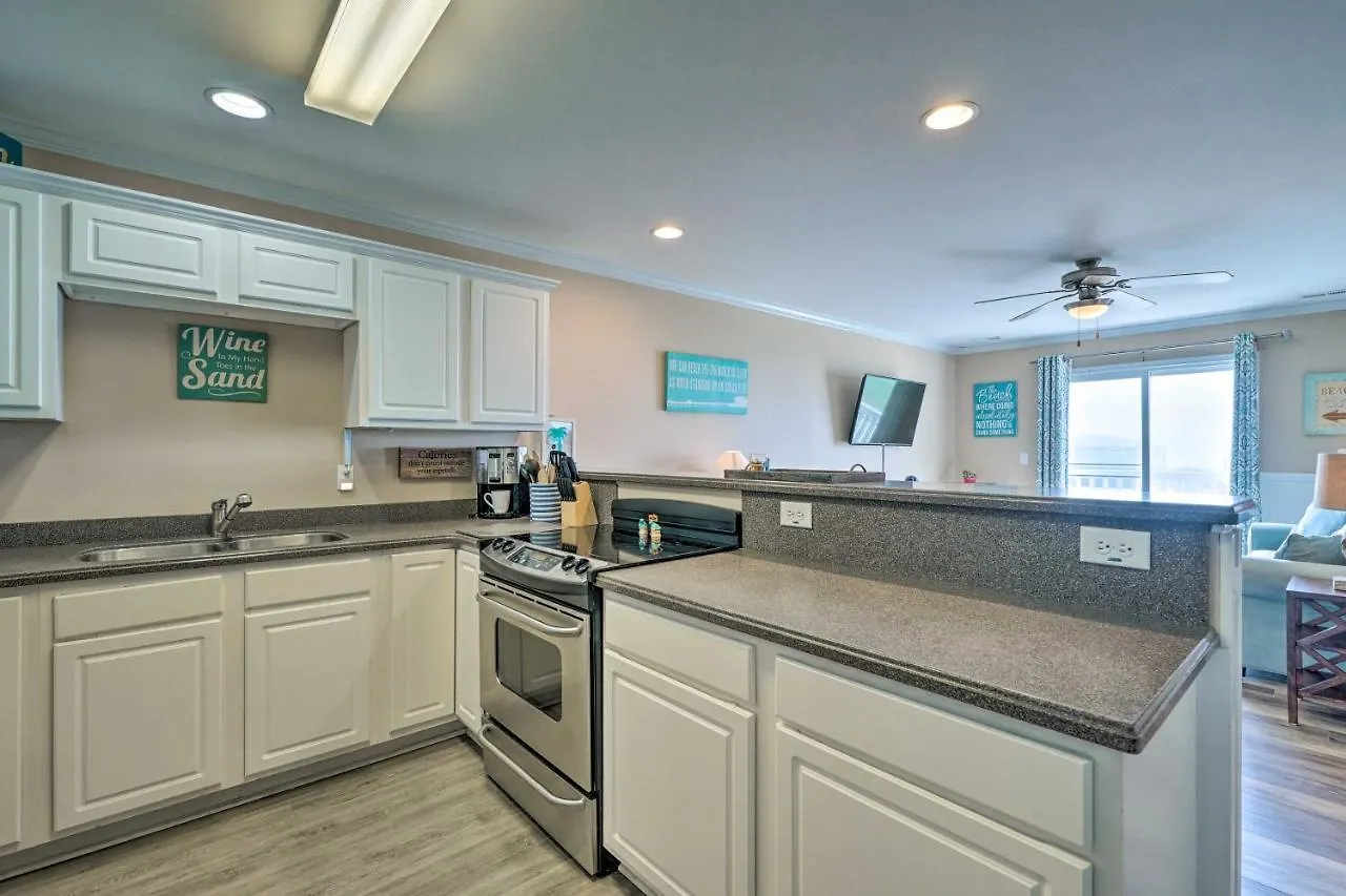 Ocean-view Condo, 1 Block To Beach! Apartment Oak Island