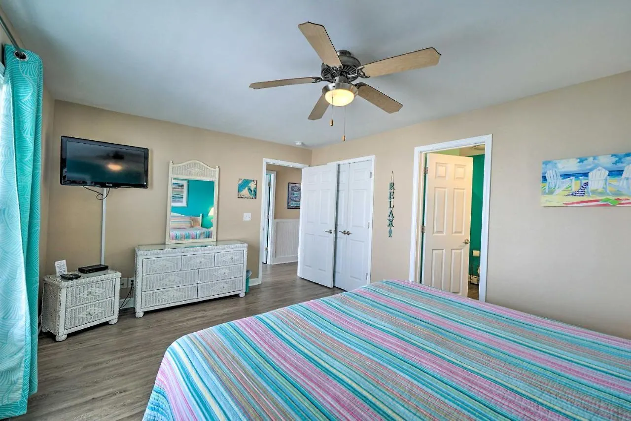 Apartment Ocean-view Condo, 1 Block To Beach! Oak Island