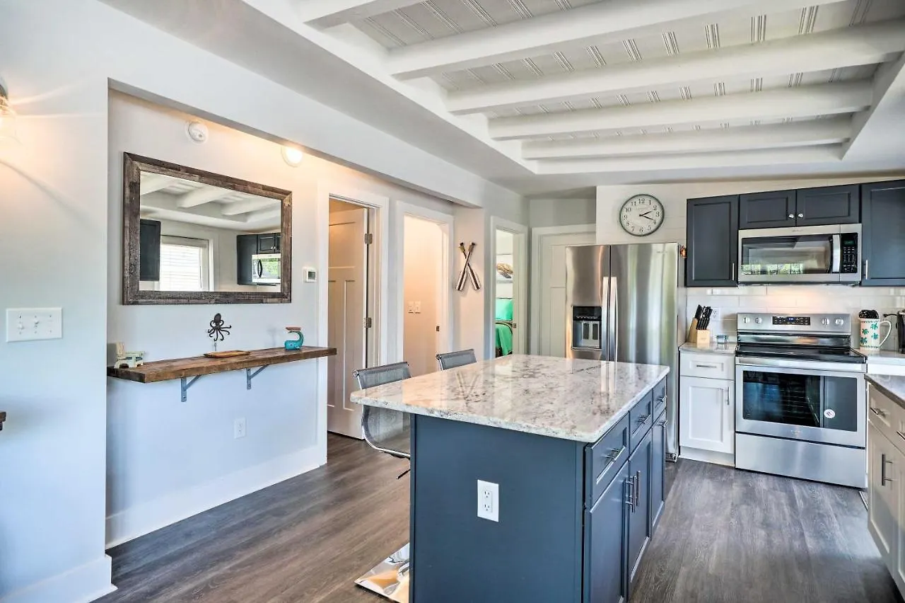 Modern Escape 1 Mile To Long Beach! Holiday home Oak Island