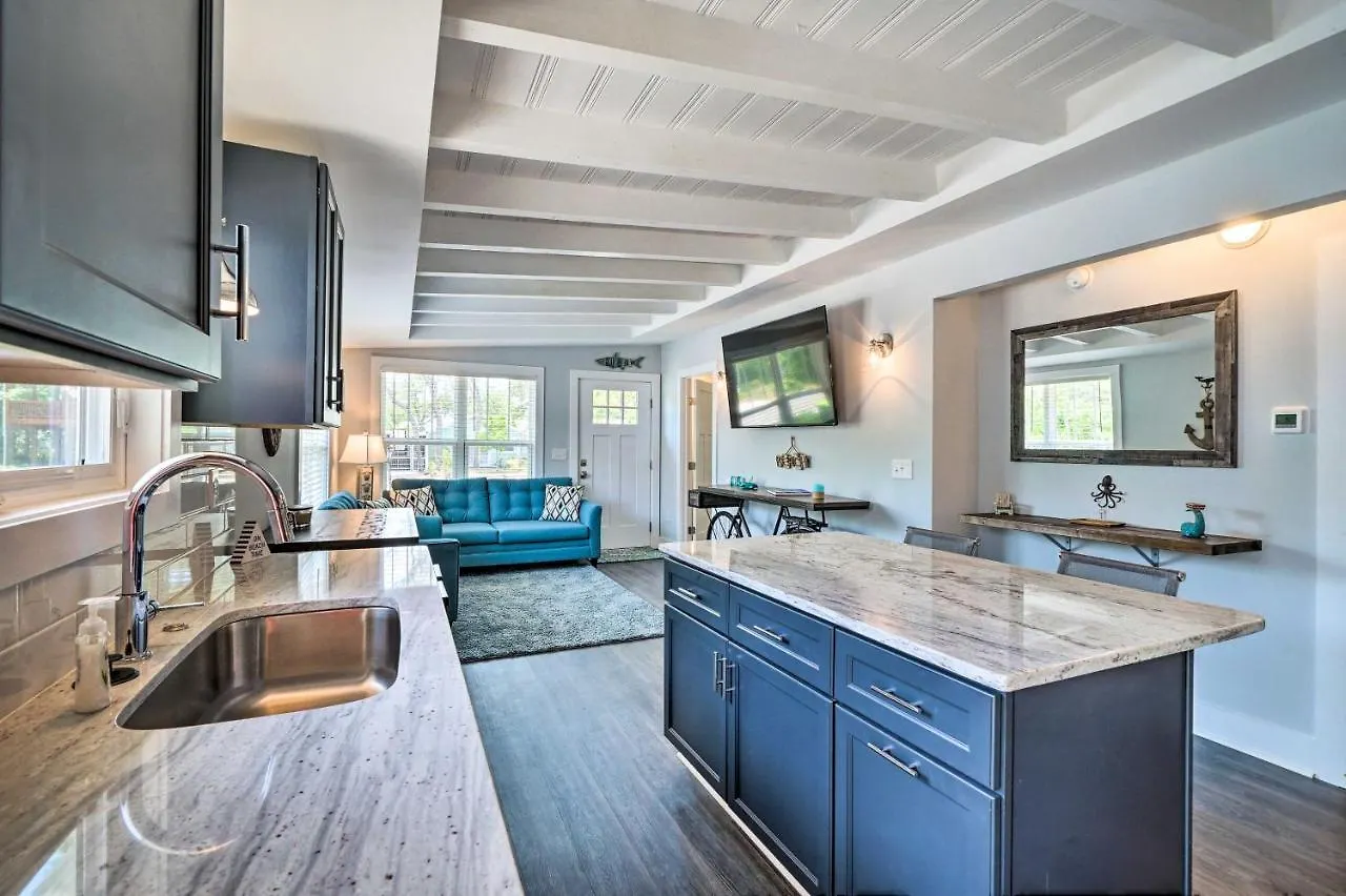 Modern Escape 1 Mile To Long Beach! Holiday home Oak Island
