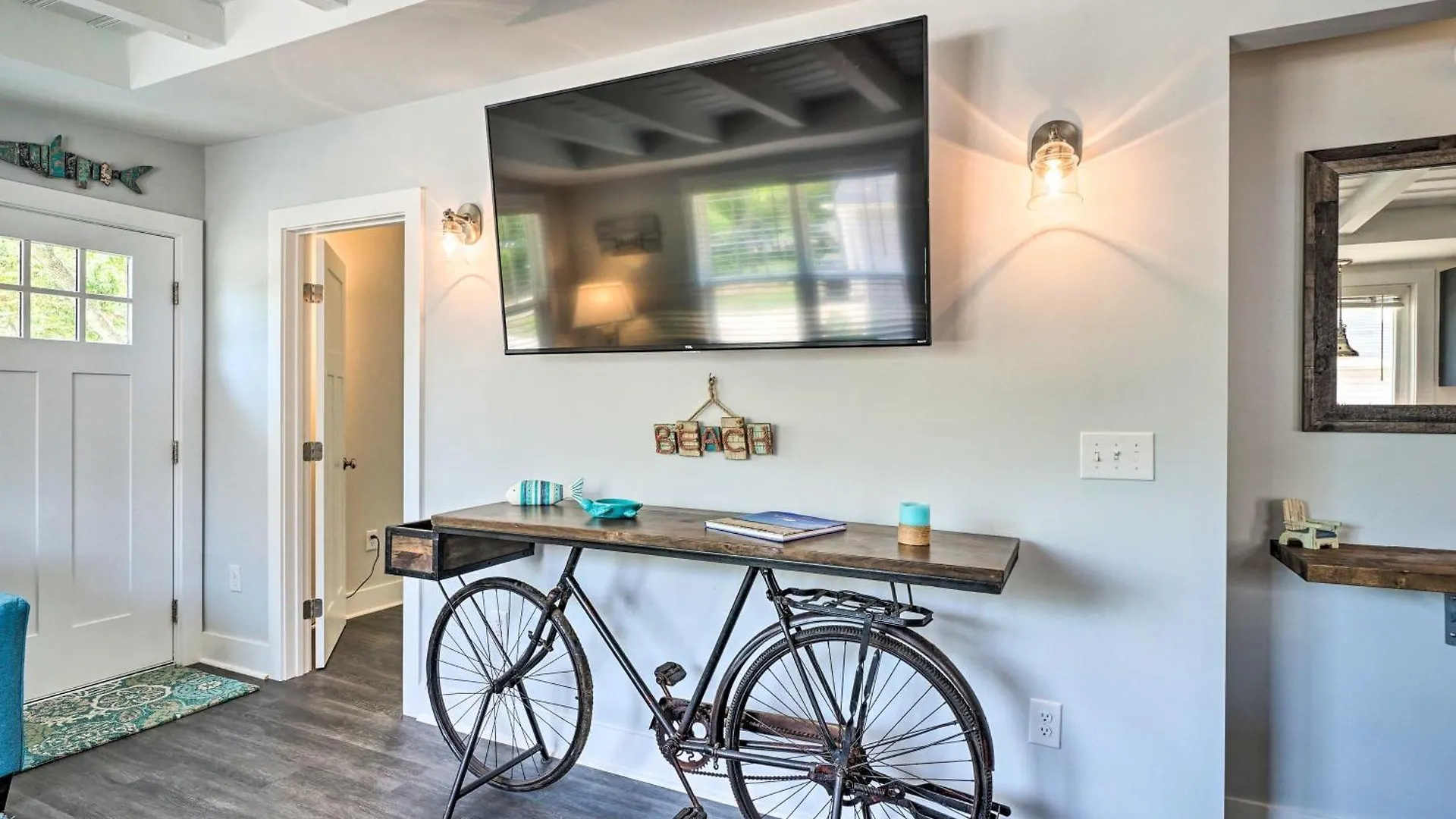 Holiday home Modern Escape 1 Mile To Long Beach! *