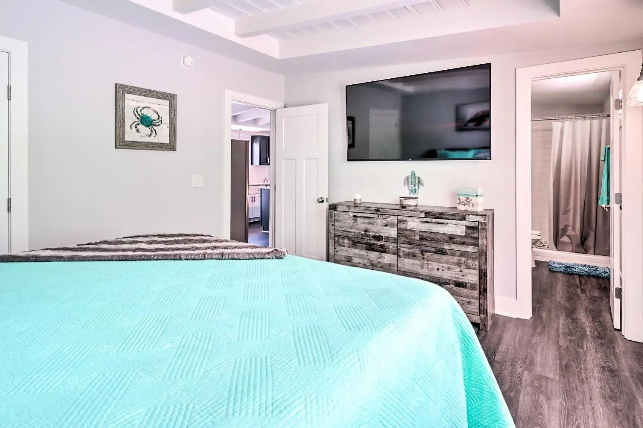 Holiday home Modern Escape 1 Mile To Long Beach!
