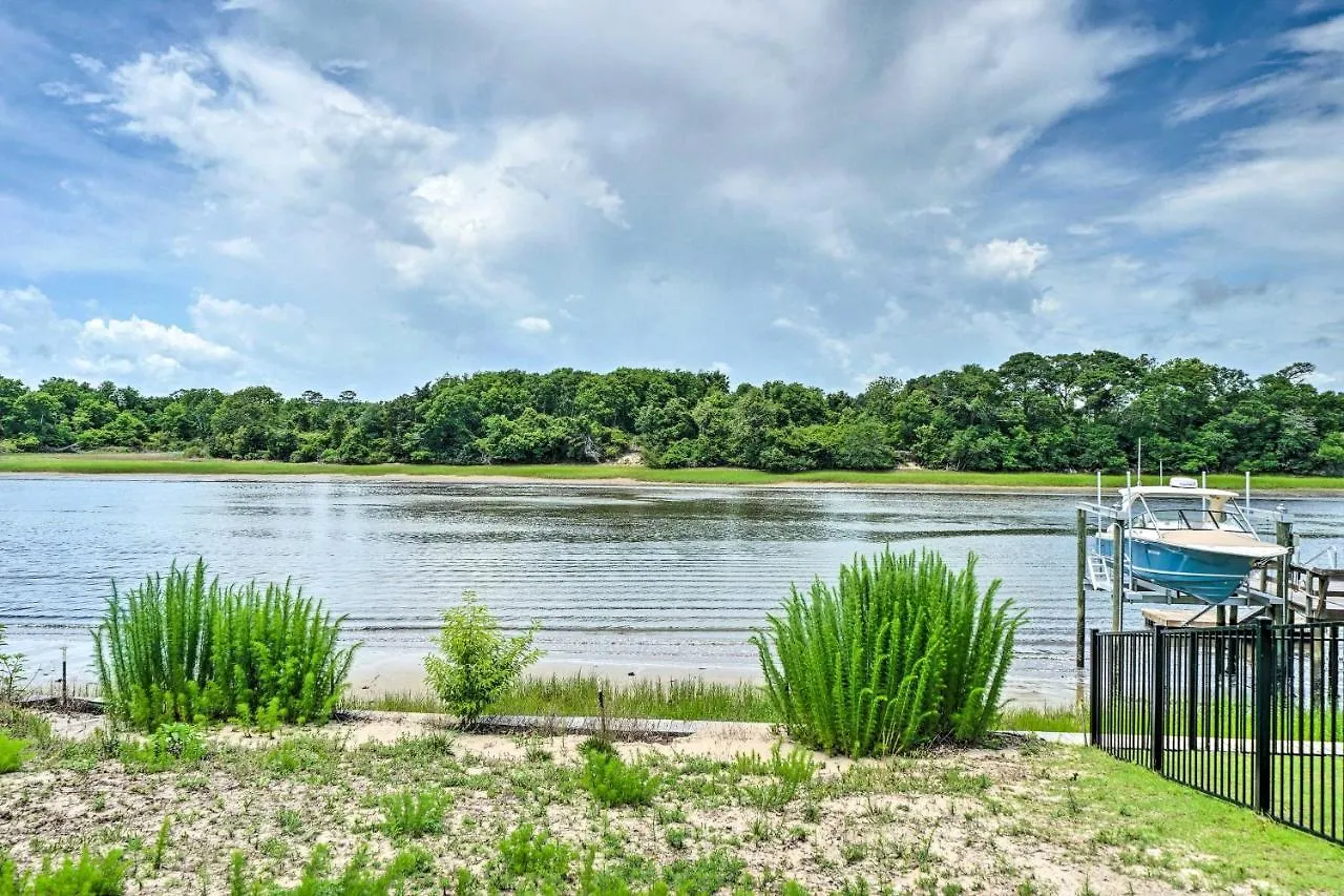 Modern Escape 1 Mile To Long Beach! Holiday home Oak Island