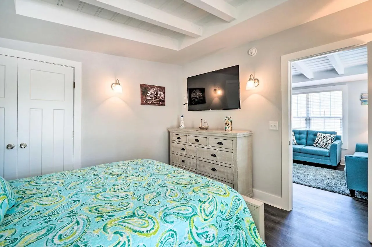 Holiday home Modern Escape 1 Mile To Long Beach!