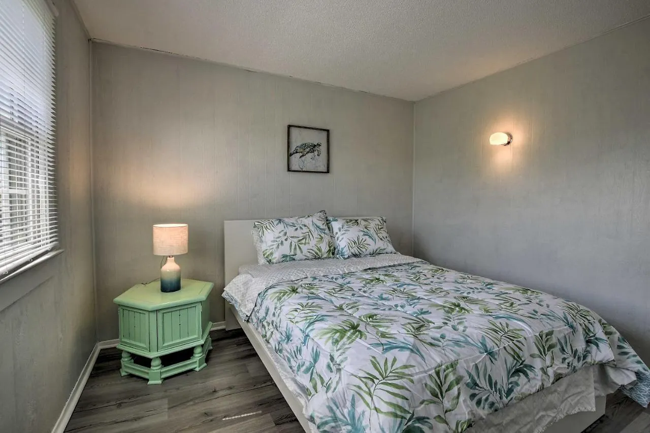 Holiday home Abode With Deck Walk To Shore! *