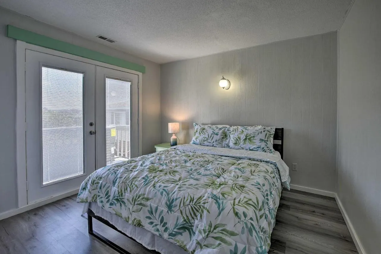 Holiday home Abode With Deck Walk To Shore! Oak Island