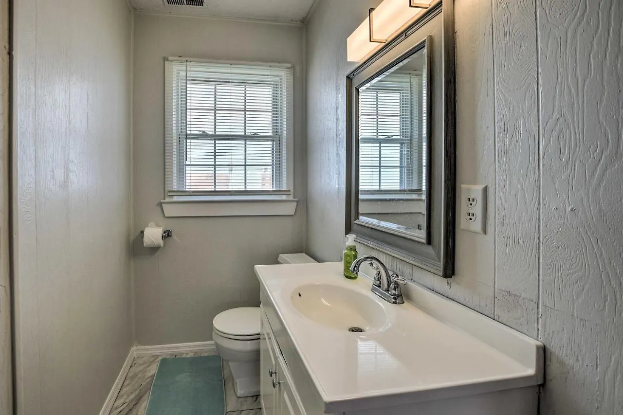 Holiday home Abode With Deck Walk To Shore! Oak Island