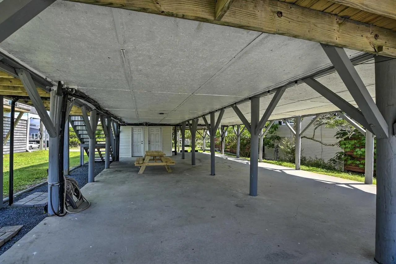 Abode With Deck Walk To Shore!