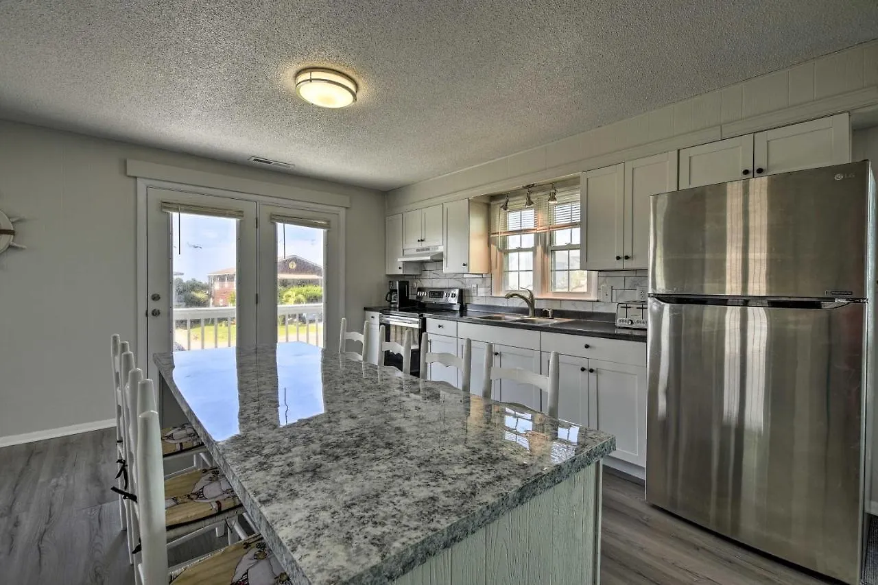 Abode With Deck Walk To Shore! Holiday home