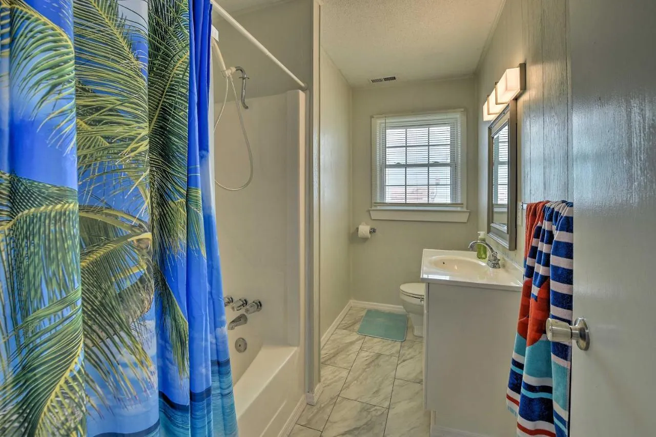 Holiday home Abode With Deck Walk To Shore! Oak Island