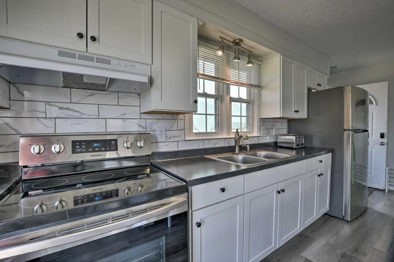Abode With Deck Walk To Shore! Holiday home Oak Island