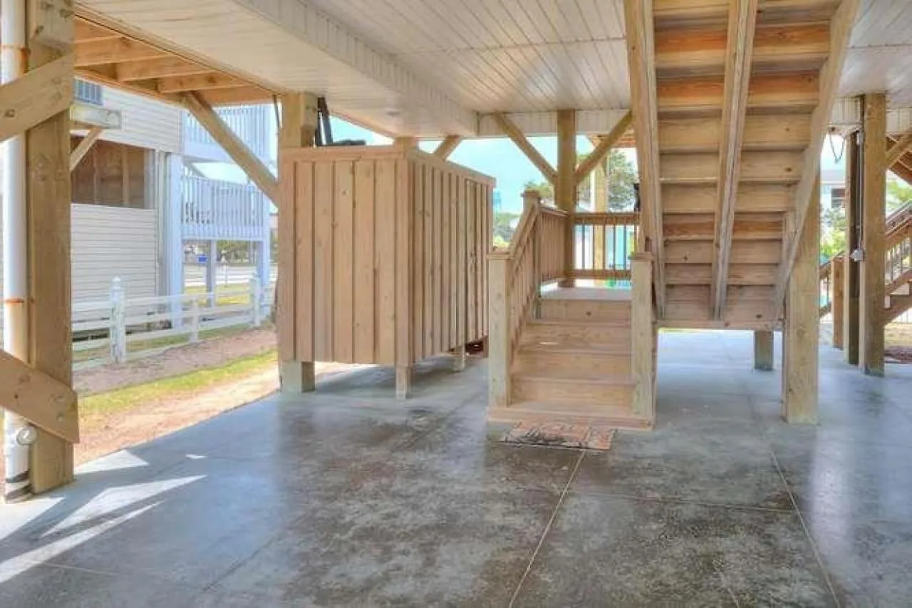 1 Coastal Escape * Oak Island