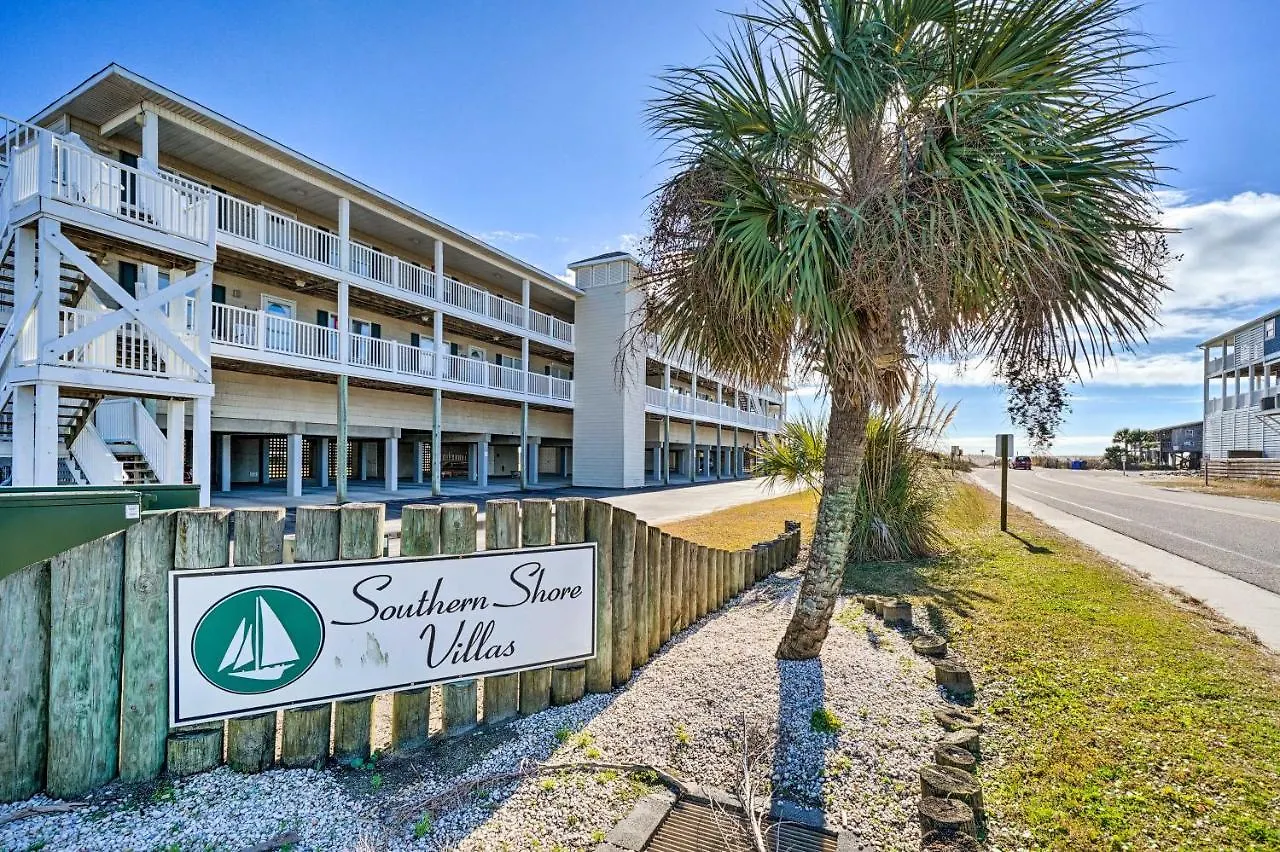 Beachfront With Community Pool Apartment