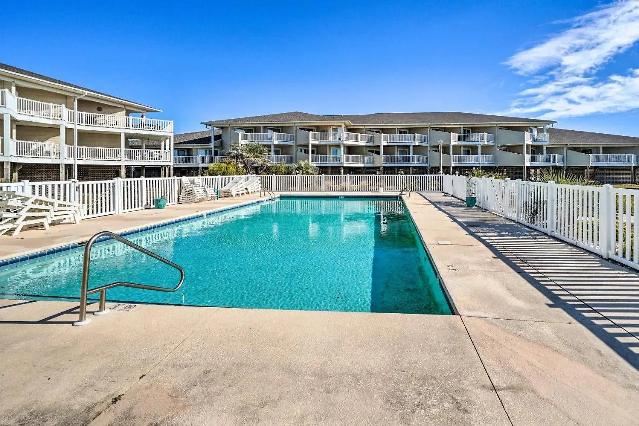 Apartment Beachfront With Community Pool