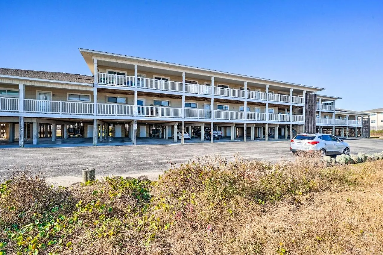 Beachfront With Community Pool Apartment *
