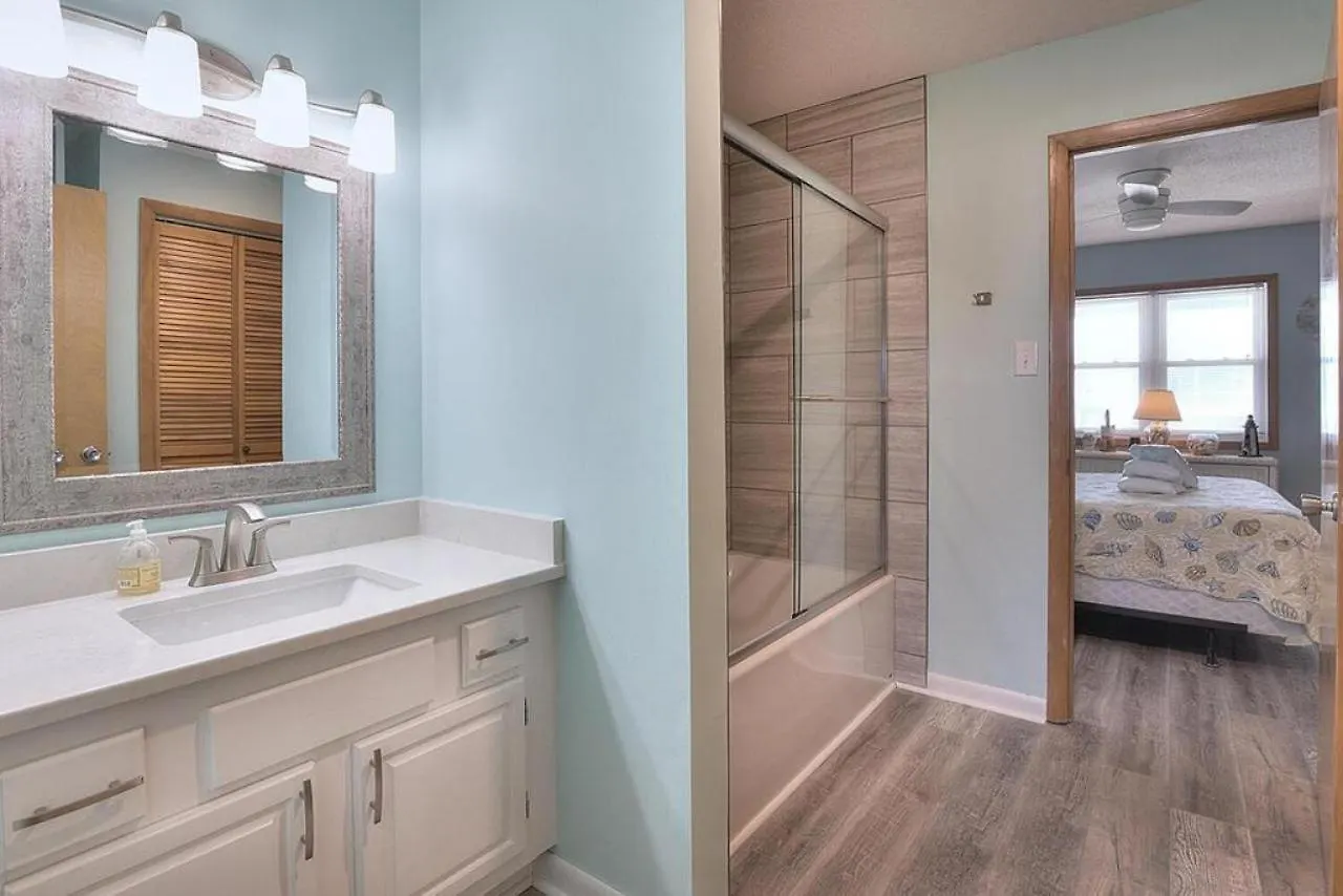 Ocean Breeze Retreat Holiday home Oak Island
