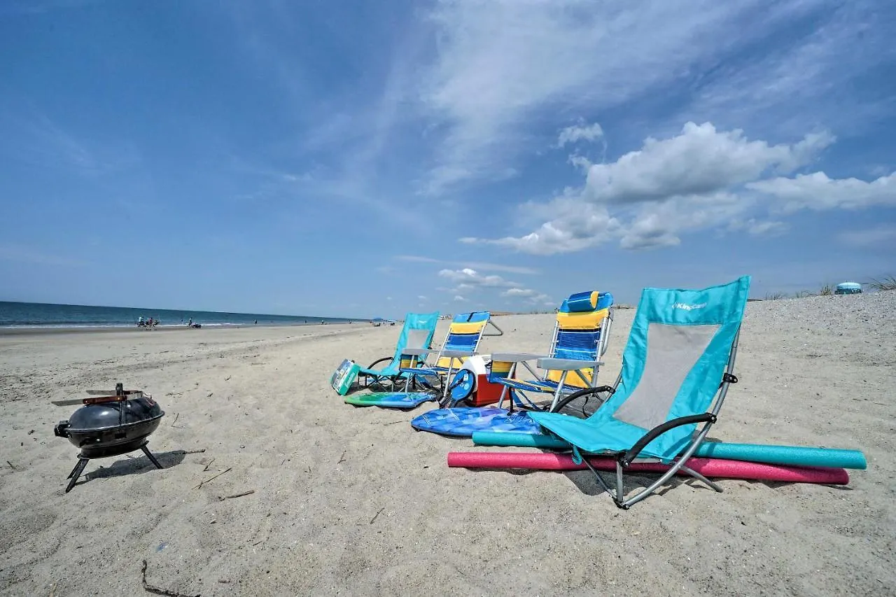 Beachfront With Community Pool Apartment