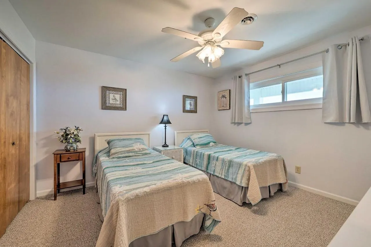 Beachfront With Community Pool Apartment