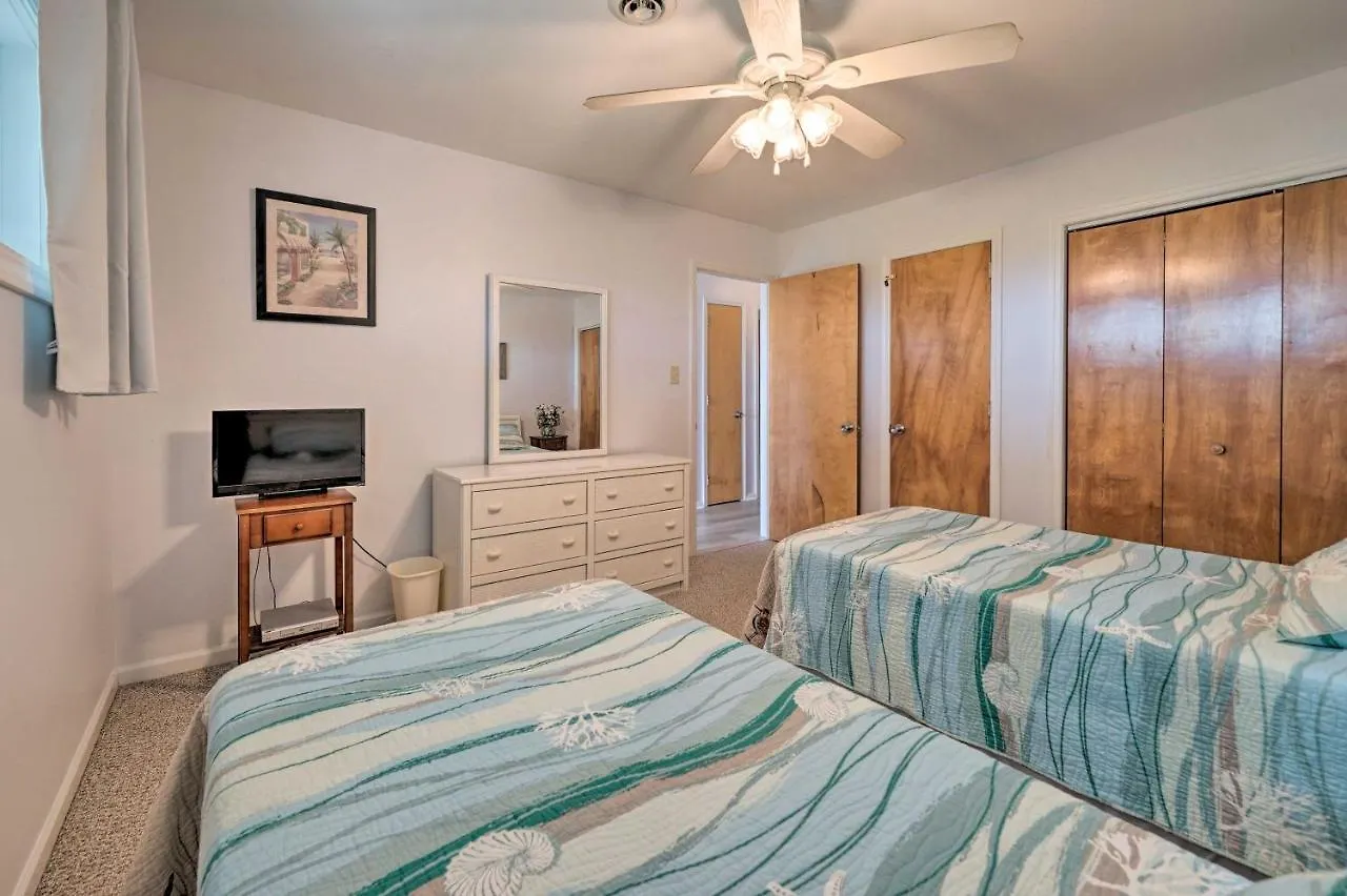 Beachfront With Community Pool *