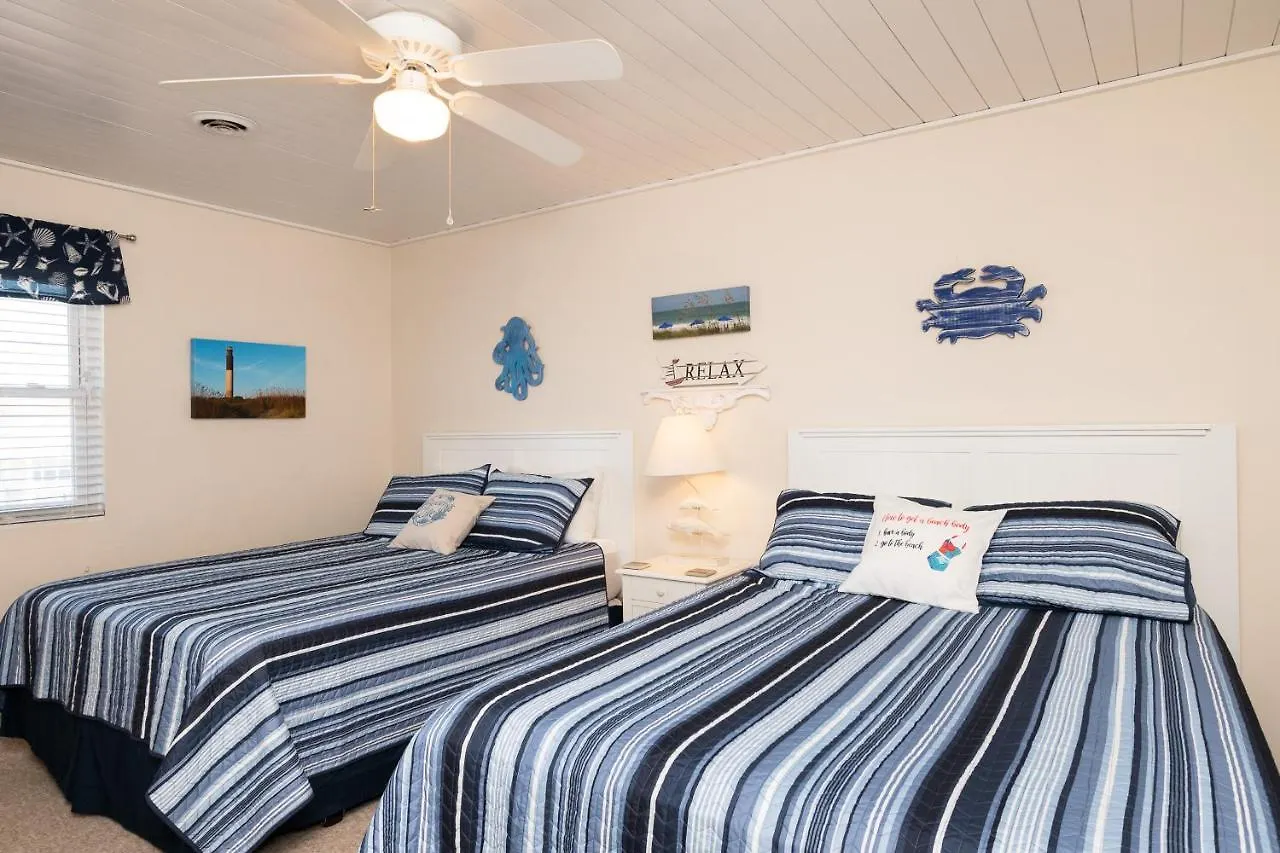 Holiday home Not By Oak Island