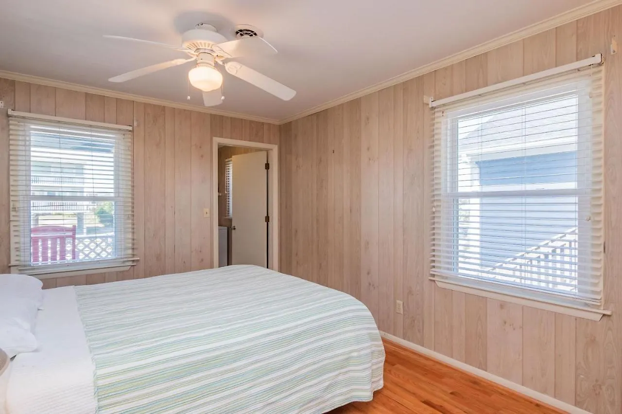 Holiday home Breeze By