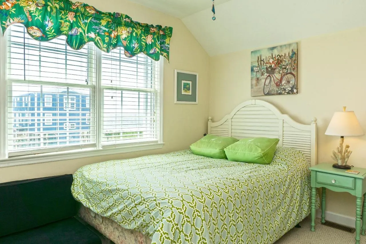 Holiday home Joy By Oak Island