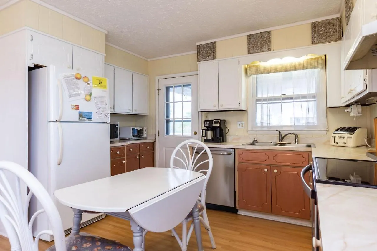 Holiday home Beachypeachykeen By Oak Island
