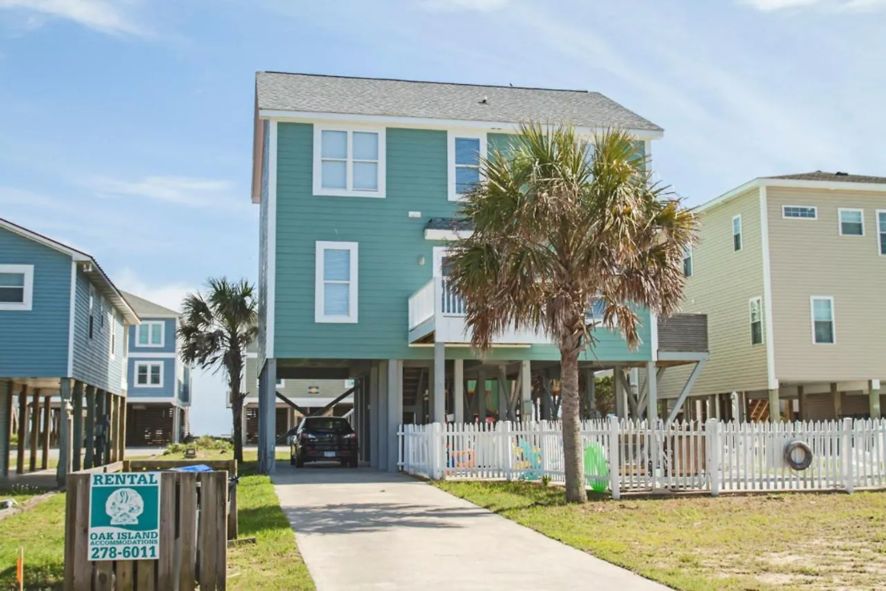 Holiday home Dont Worry Happy By Oak Island