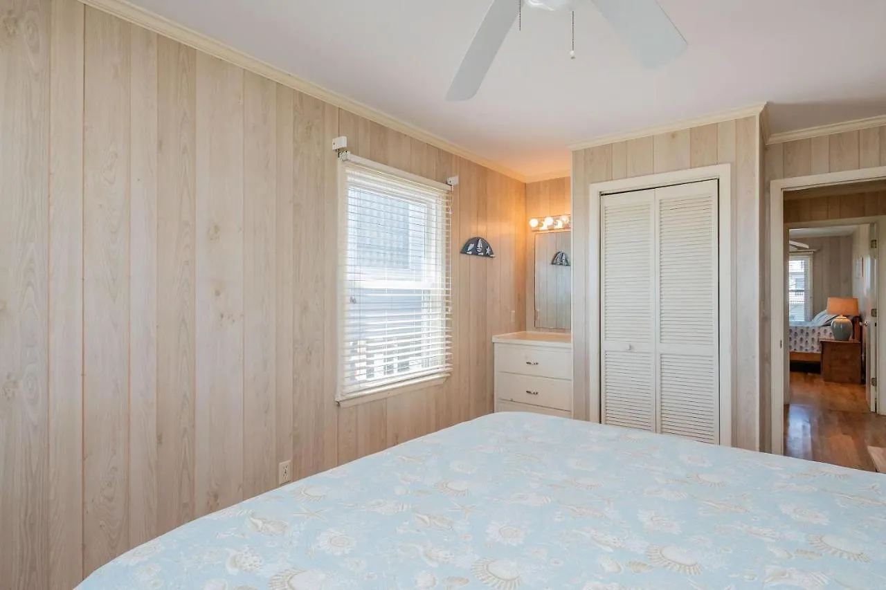 Breeze By Holiday home