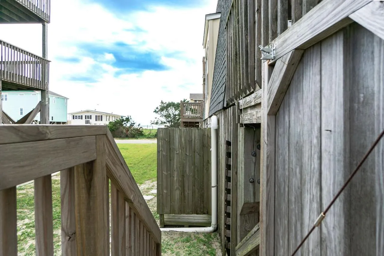 Beachypeachykeen By Oak Island