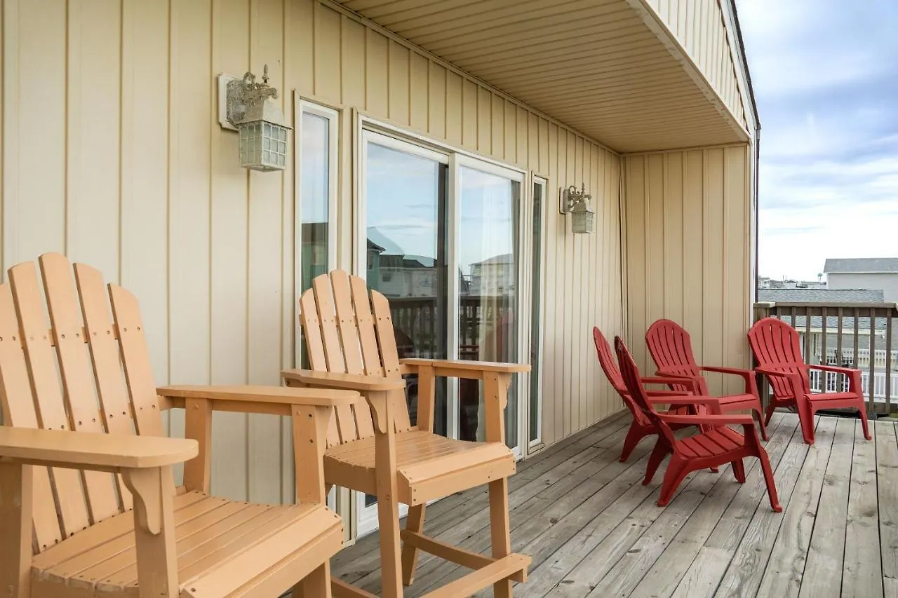 Beachypeachykeen By Oak Island