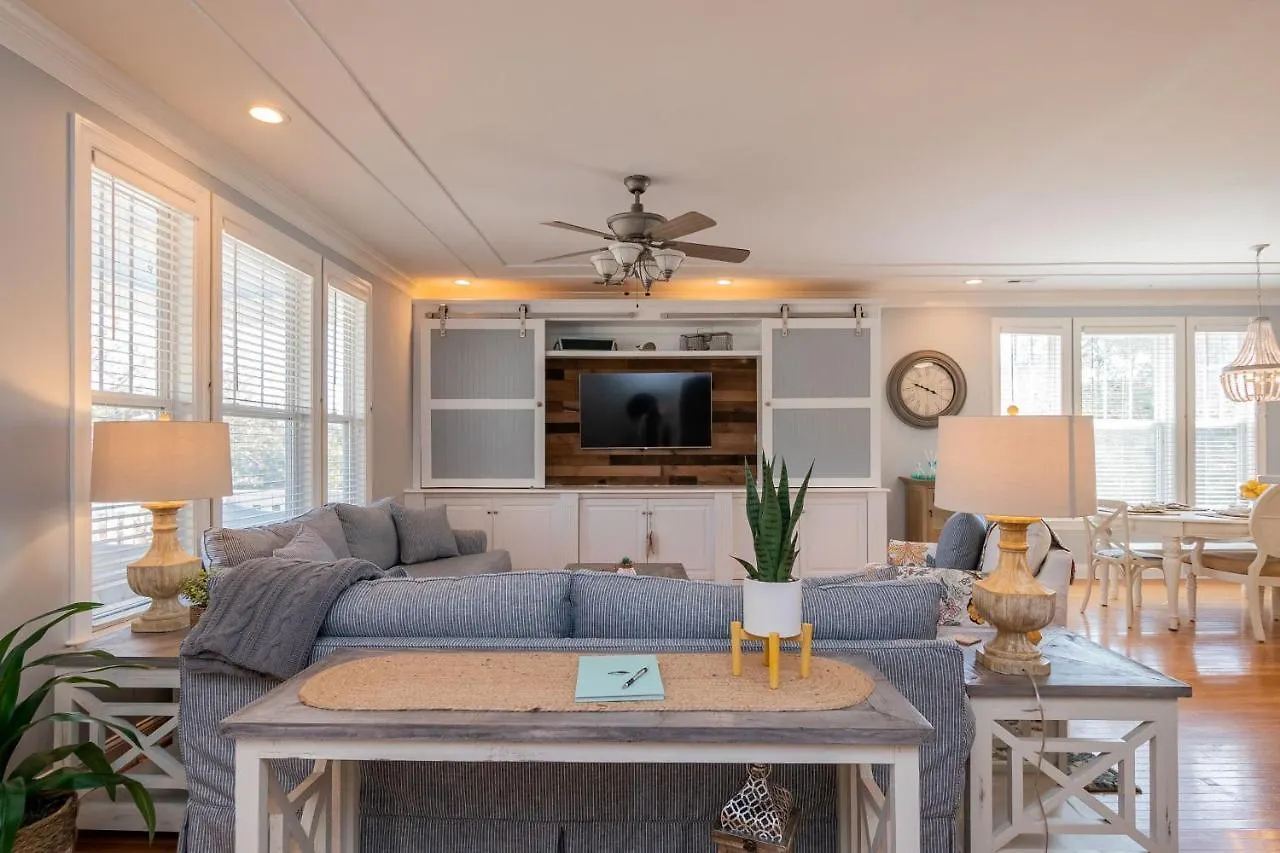 Holiday home The Sassy Seahorse By Oak Island