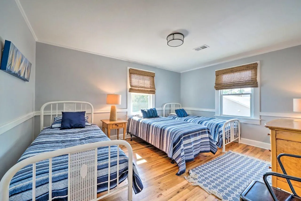 Historic Family Less Than 1 Mi To Long Beach! Oak Island