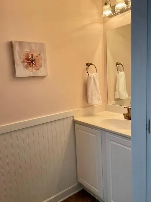 3 Bedroom Condo, Ocean Views & Short Walk To Beach! *
