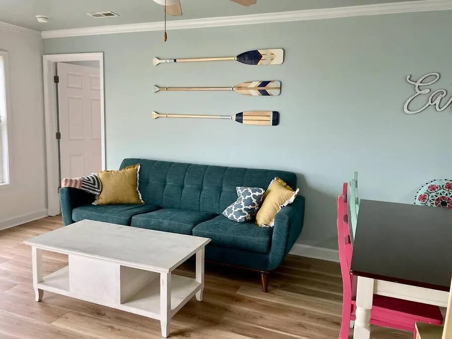 Apartment 3 Bedroom Condo, Ocean Views & Short Walk To Beach!