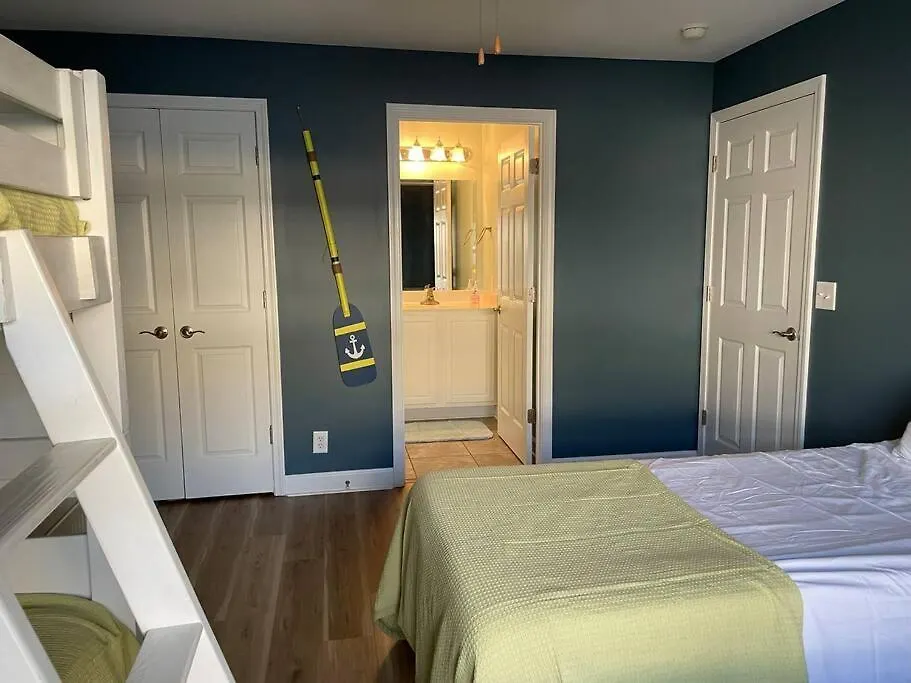 Apartment 3 Bedroom Condo, Ocean Views & Short Walk To Beach!