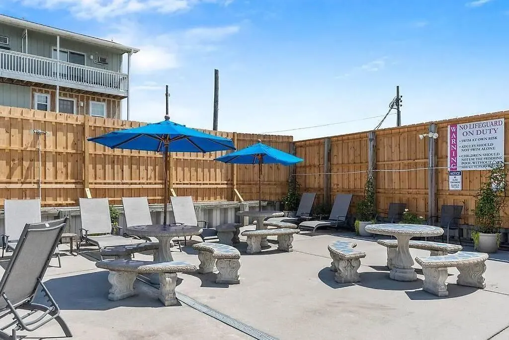 Apartment 3 Bedroom Condo, Ocean Views & Short Walk To Beach! Oak Island