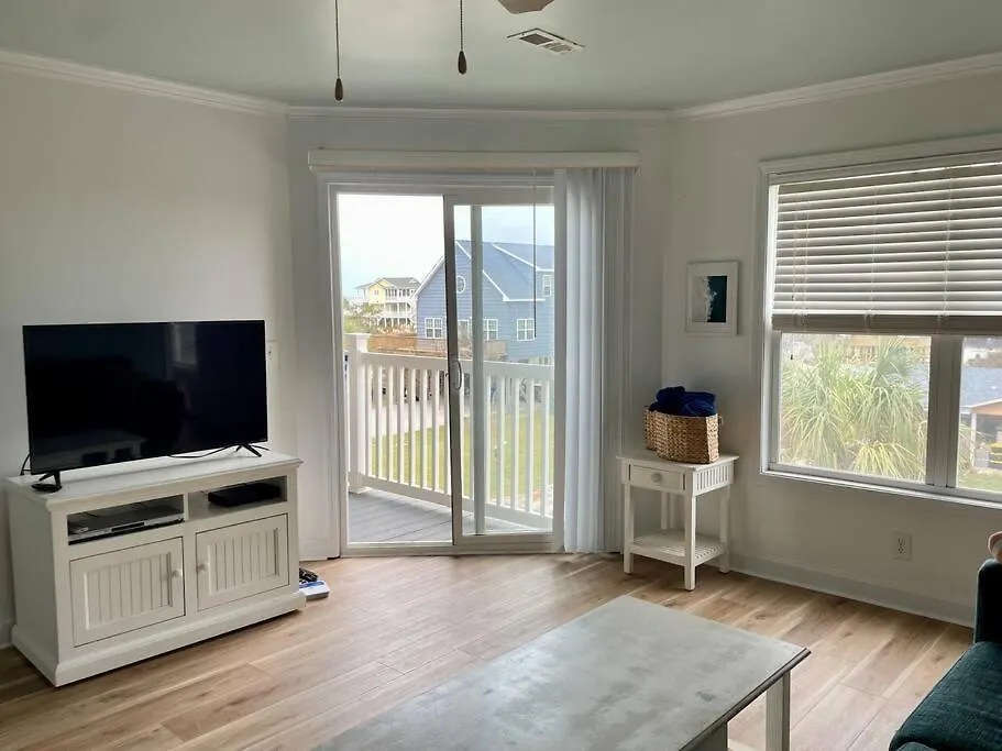 3 Bedroom Condo, Ocean Views & Short Walk To Beach! Apartment Oak Island