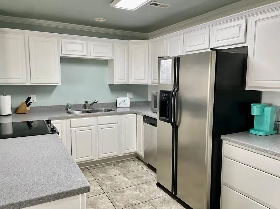 3 Bedroom Condo, Ocean Views & Short Walk To Beach! Apartment